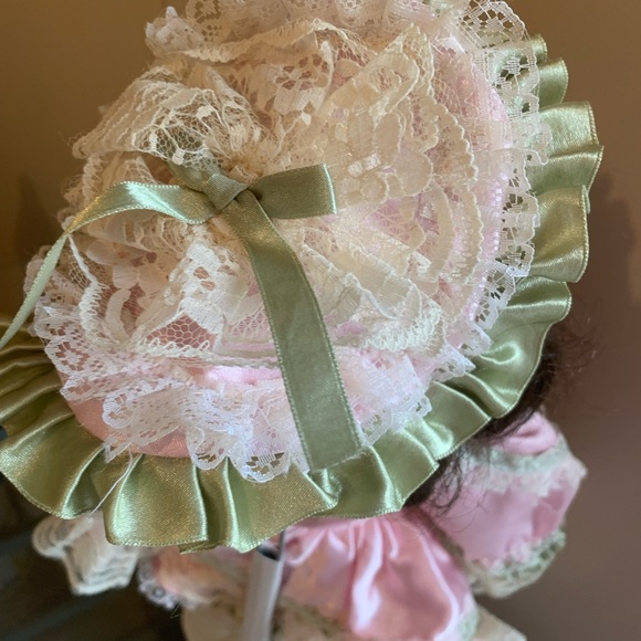 Doll with stand - Picture 4 of 4